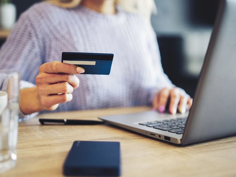 women with a credit card from U Payless Flooring in Schumacher, ON